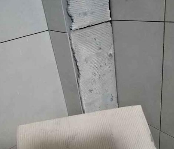 文山瓷砖空鼓维修公司分享下厨房瓷砖脱落的补救措施。